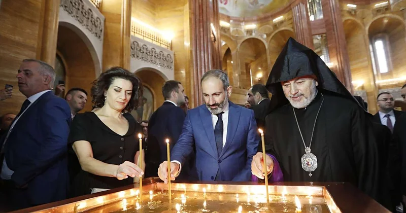 Paşinyan katolikosun yerinə onu gətirir FOTO