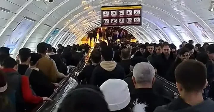 Metronun eskalatorlarında “insan seli” Bakı Metropoliteni təhlükə riskinə aydınlıq gətirdi