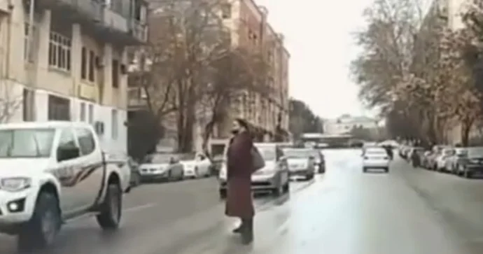 Yolun ortasında piyada dayanıbsa, nə etməlisiniz? AQİL RƏHİMOV AÇIQLADI VİDEO
