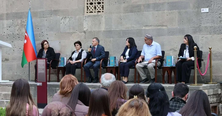 В Комплексе дворца Ширваншахов состоялась презентация книги азербайджанского поэта XV века