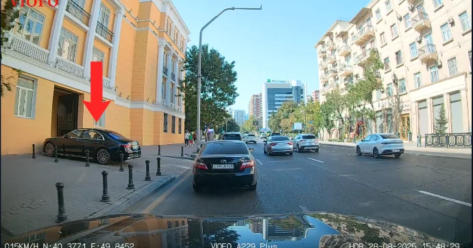 Maşını səkiyə atıb gedən sürücü piyadaların yolunu kəsdi VİDEO