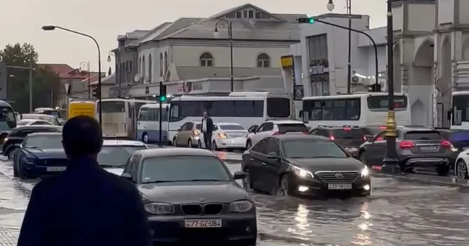 Biləcəridə yağışdan sonra bu yolu su basıb