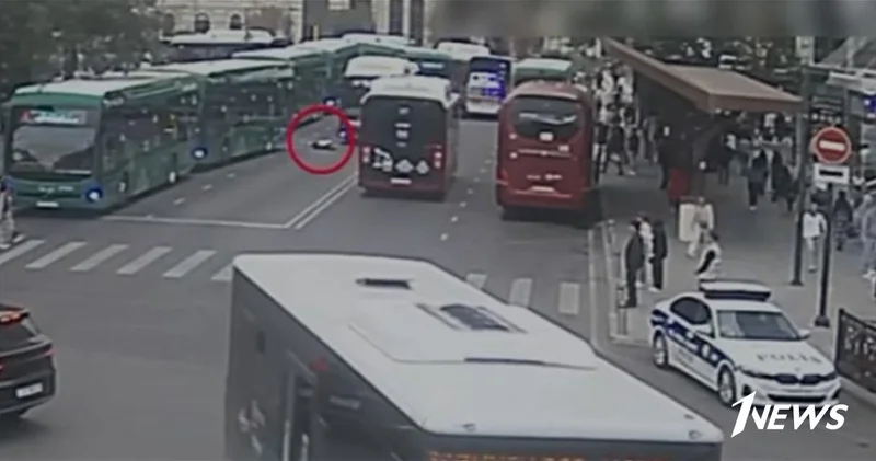 Кадры наезда автобуса в центре Баку на женщину ВИДЕО