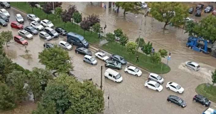 Yağışda avtomobil sürərkən diqqət ediləsi əsas MƏQAMLAR