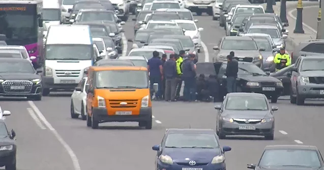 Yolu keçmək istəyən ana və məktəbli övladını maşın vurdu