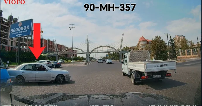 Maşının yarısını yola çıxarıb yol verən sürücülərin diqqətinə: Cəriməsi var VİDEO