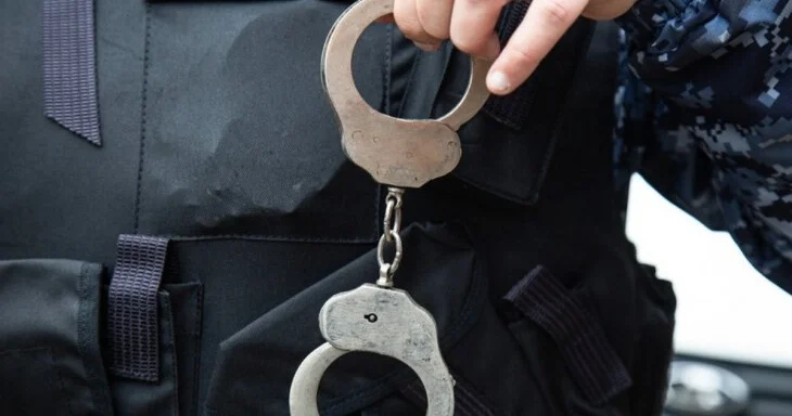 Polis paytaxtda mağaza və avtomobildən pul oğurlayan şəxsləri saxladı