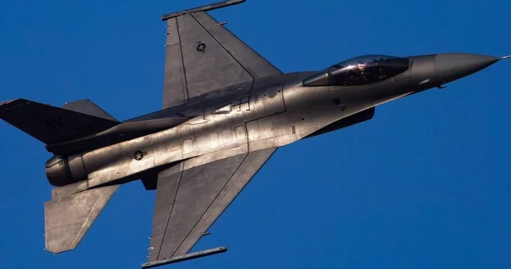 Истребитель F 16 разбился во время тренировочного полета в США