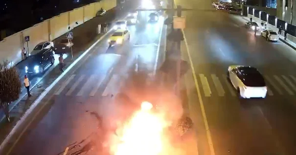 Bakıda dəhşətli anlar: Maşın yandı, 3 nəfər...