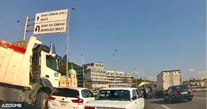 Səbaildə “Toyota” yük maşınına çırpıldı Sıxlıq yarandı VİDEO