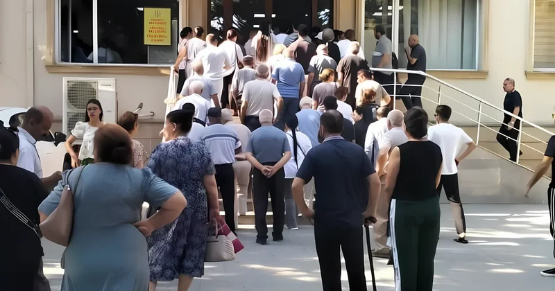 Deputat xəstəxanalardakı vətəndaşları narazı salan növbələrdən danışdı: Ciddi fikir veriləcək