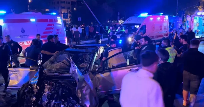 İstanbulda iki avtomobil toqquşdu, 9 nəfər xəsarət aldı
