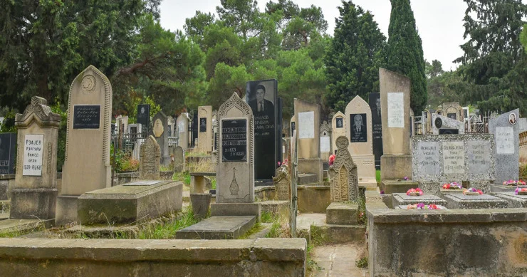 Bu məzar yerləri ətraf torpaqlardan daha bahadır
