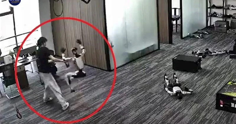 Robot onu idarə edən insana hücum etdi Video