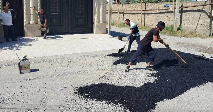 Coratda bir neçə çalanı asfaltla dolduruldu; sakinlər narazıdır FOTO