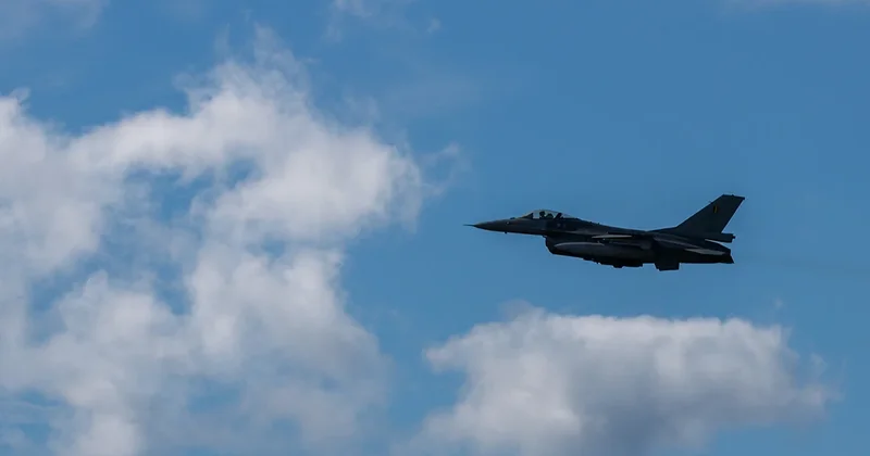 Самолет F 16 потерпел крушение недалеко от Траверс Сити