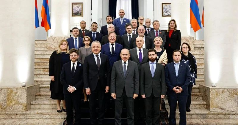 Baş nazirin və nazirlərin maaşı artırılır