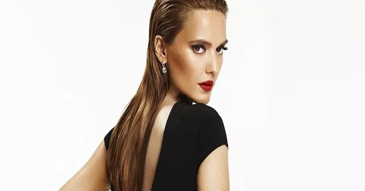Demet Akalına konsertdə əxlaqsız hərəkət etdilər Aparın bunu