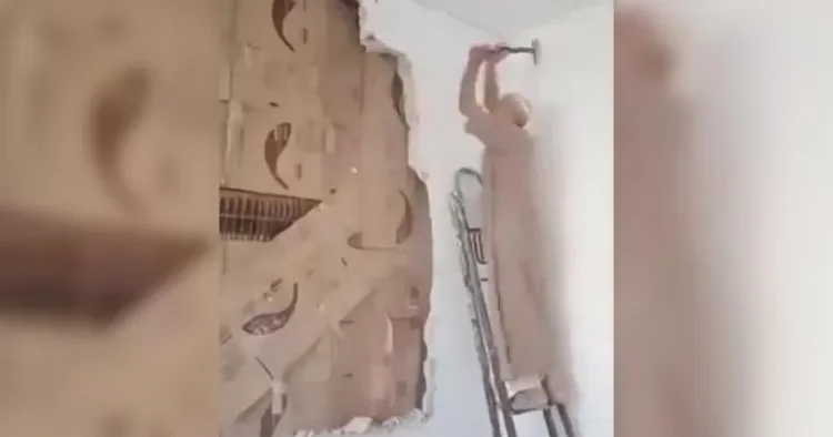 Suriyalı illər sonra divarın arxasında qoruduğu kitabxanasına qovuşdu
