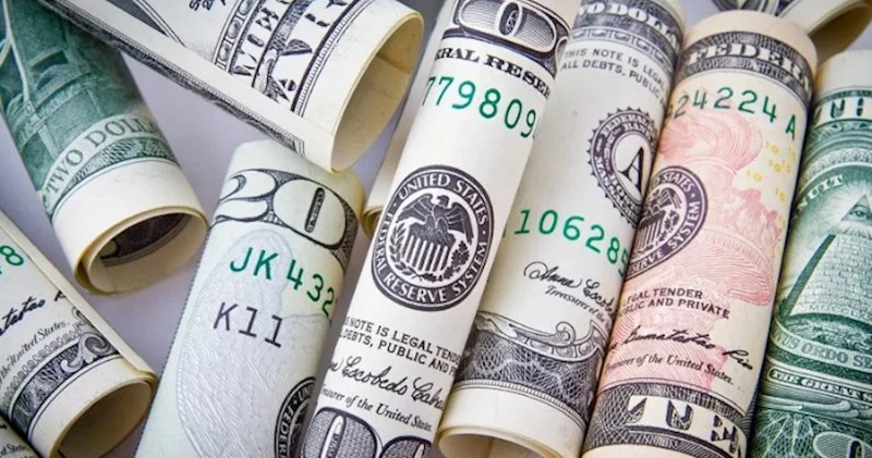 Manatın bugünkü dəyəri: Banklarda satış qiymətləri dəyişdi