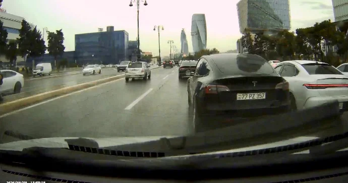 Gah sola, gah sağa keçən “Tesla” sürücüsü yol boyu təhlükə saçdı VİDEO