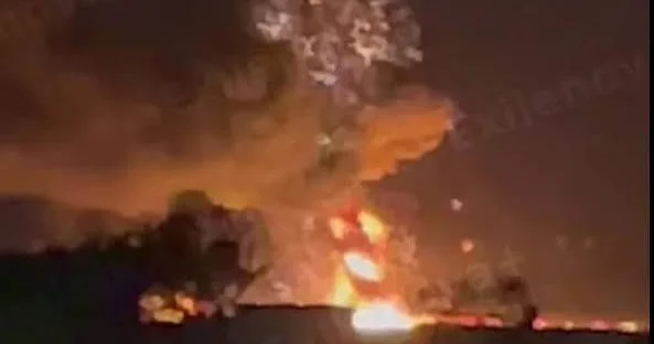 Rostovda aerodromda baş verən bir sıra partlayışlardan sonra böyük yanğın baş verib