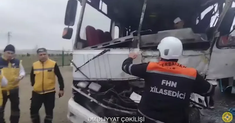 В Баку столкнулись два автобуса Водителя спасали из искорёженной кабины / ВИДЕО