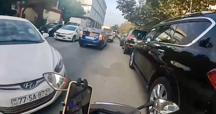 Nərimanovda qayda pozan sürücü motosikletçini təhlükə qarşısında qoydu VİDEO