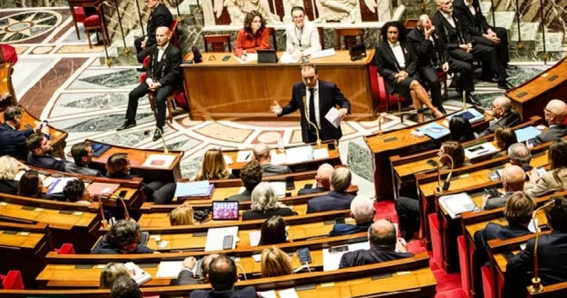 Fransada sosialistlər Baş nazirə güzəştə getməyəcəklərini bildirirlər