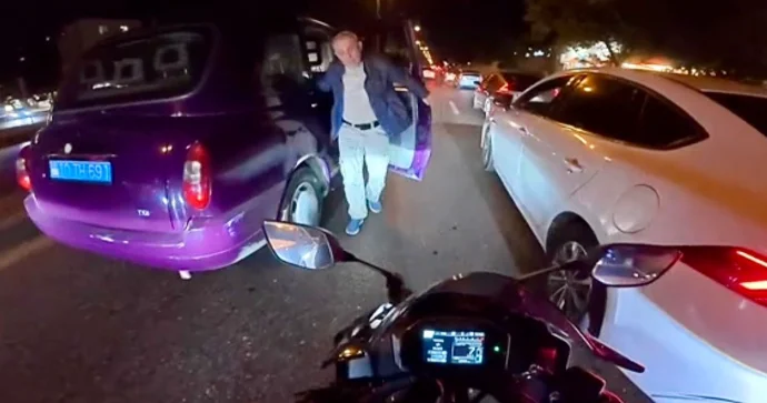 Yolun ortasında düşən yaşlı kişi motosikletlə toqquşmaqdan son anda xilas oldu VİDEO