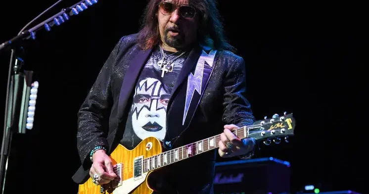 “Kiss” qrupunun əfsanəvi gitaraçısı Eys Freyli 74 yaşında vəfat edib