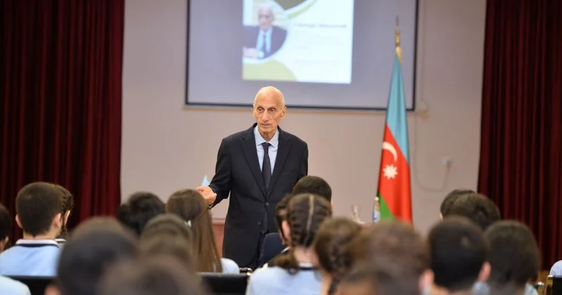 “Bu məktəb məni uşaqlığıma geri qaytardı” professor Cahangir Məmmədli