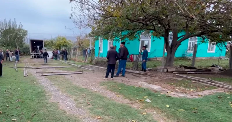 3 uşaq atası avtomobili ilə kanala belə düşüb Ətraflı KONKRET