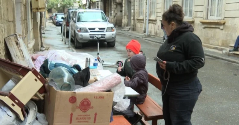 Bakıda ailə evindən çıxarıldı: Övladları küçədə dərs oxuyurlar