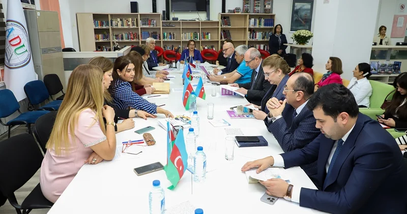 ADU da Fransız dili üzrə yeni çap olunmuş dərslik və dərs vəsaitlərinin təqdimatı olub FOTOLAR