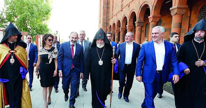Kilsə həyətindən siyasət meydanına “özəl yol”
