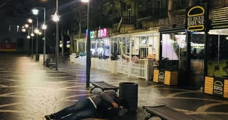 Bakıda məmur sərxoş olub parkda yatdı: iPhone 14 ü OĞURLANDI