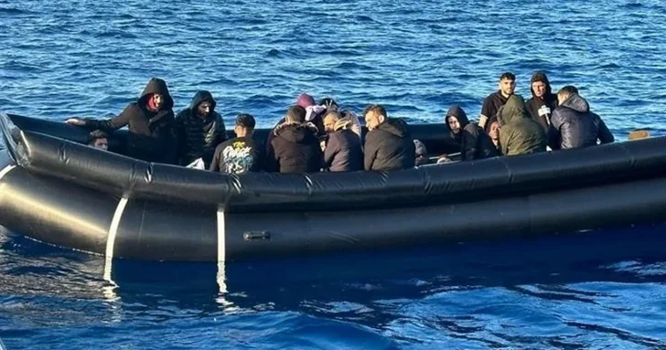 Лодка с мигрантами разбилась о скалы греческого острова, есть жертвы