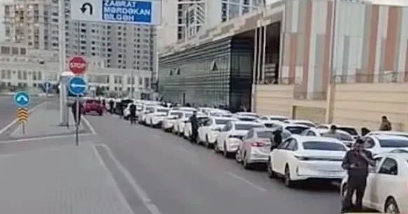 AYNA nın qarşısındakı taksi növbəsi ilə bağlı AÇIQLAMA: Hamıya kart verilməyəcək