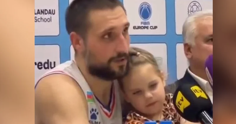 Oyundan sonra mətbuat konfransına qızı ilə gəldi Video