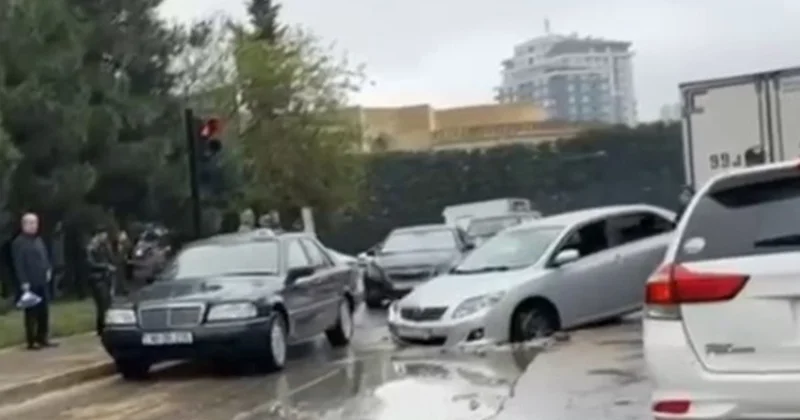 Bakıda avtomobil çuxura düşdü, tıxac yarandı Video