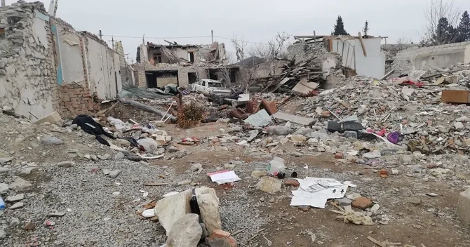 Gəncədəki raket hücumunun dəhşətli izləri: Bir gecənin içində beş şəhidimiz oldu