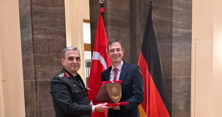 Türkiyə ilə Almaniya fikir mübadiləsi aparıb Mövcud münaqişə bölgələri ətrafında + FOTO