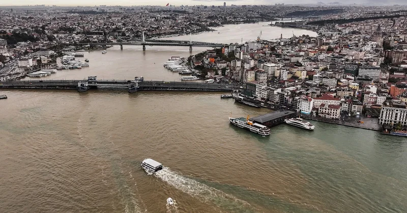 İstanbul boğazında fərqli mənzərə Dəniz qəhvəyiyə boyandı Fotolar