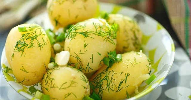 Kartofu soyub bişirmək, ətlə yemək olmaz SƏHVDİR