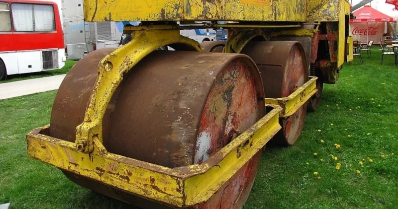 300 ton şüşəni zibilə atmaq əvəzinə yolun altına tökdülər Nəticə təəccübləndirdi