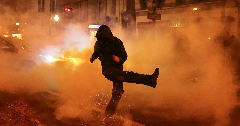 Etirazçılar Lill meriyasının binasını talan ediblər