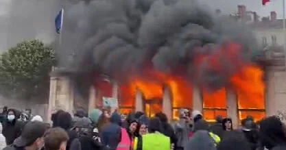 Во Франции продолжают бушевать беспорядки ВИДЕО