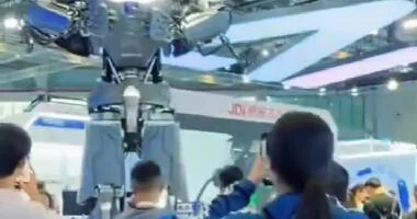 В Китае представили массивного робота ВИДЕО
