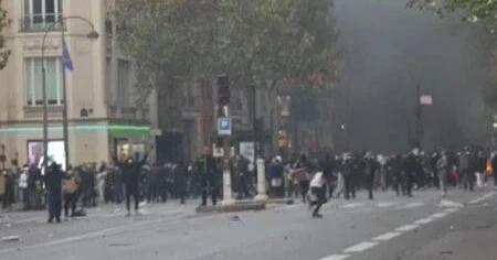 Одному из протестующих во Франции оторвало руку